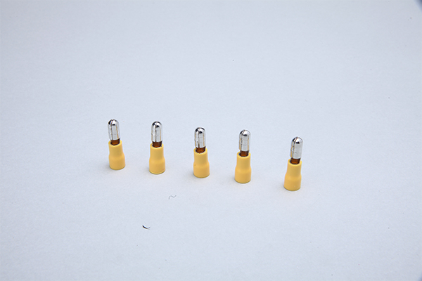 Terminal macho con aislamiento de bala